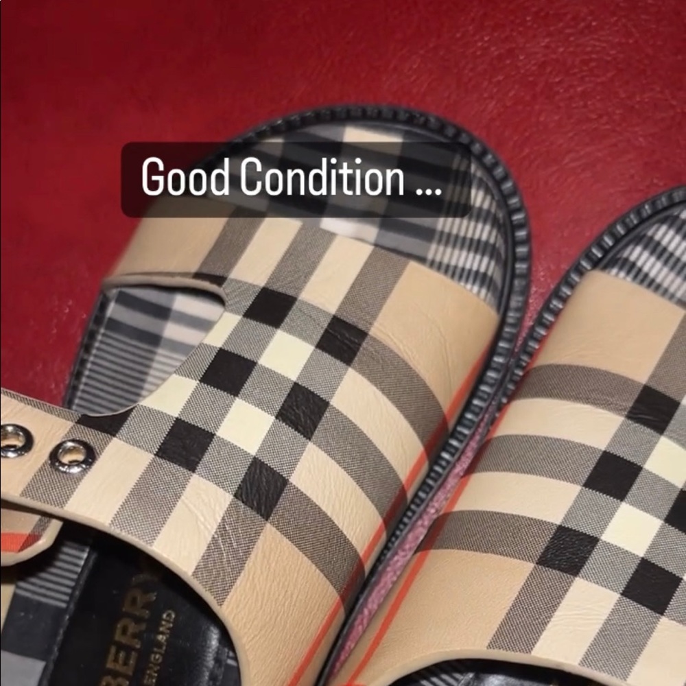 BurBerry - Picture 2 of 2